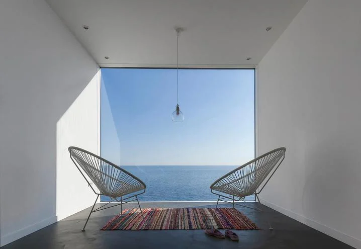 weekend-house-in-spain-acapulco-chairs_oggetto_editoriale_h495.jpg