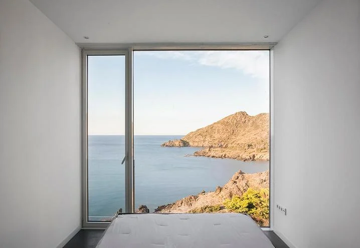 weekend-house-in-spain-sleeping-area-with-wide-window_oggetto_editoriale_h495.jpg