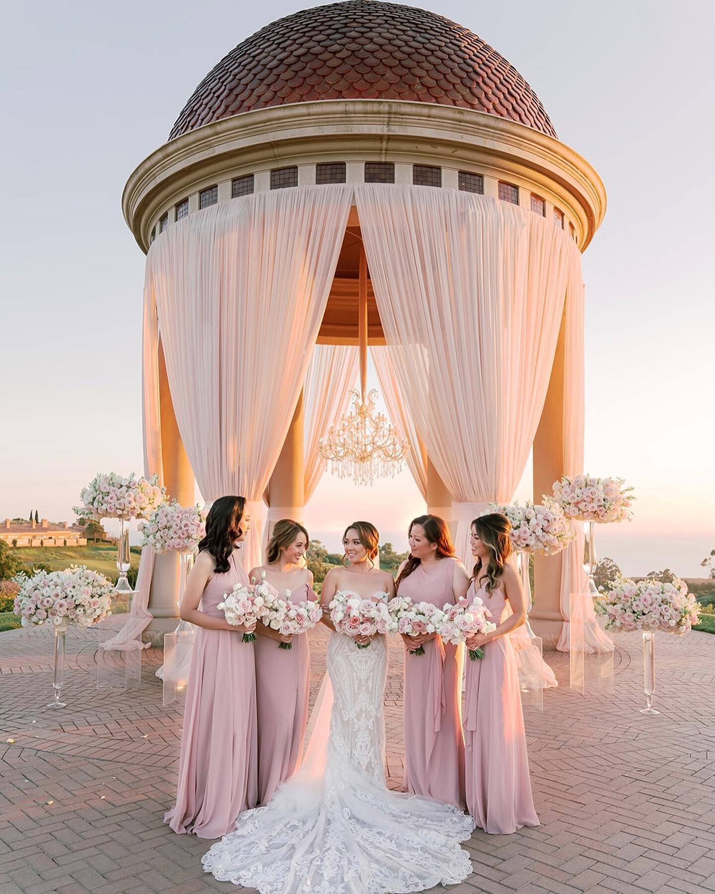 Blushing babes &hellip; can&rsquo;t ever go wrong with this gorgeous shade of pink💕
.
.
Biggest wedding color trends I&rsquo;m seeing this season is the incorporation of  blush / emerald greens/ and champagne.
.
What are/were your wedding colors? 
.