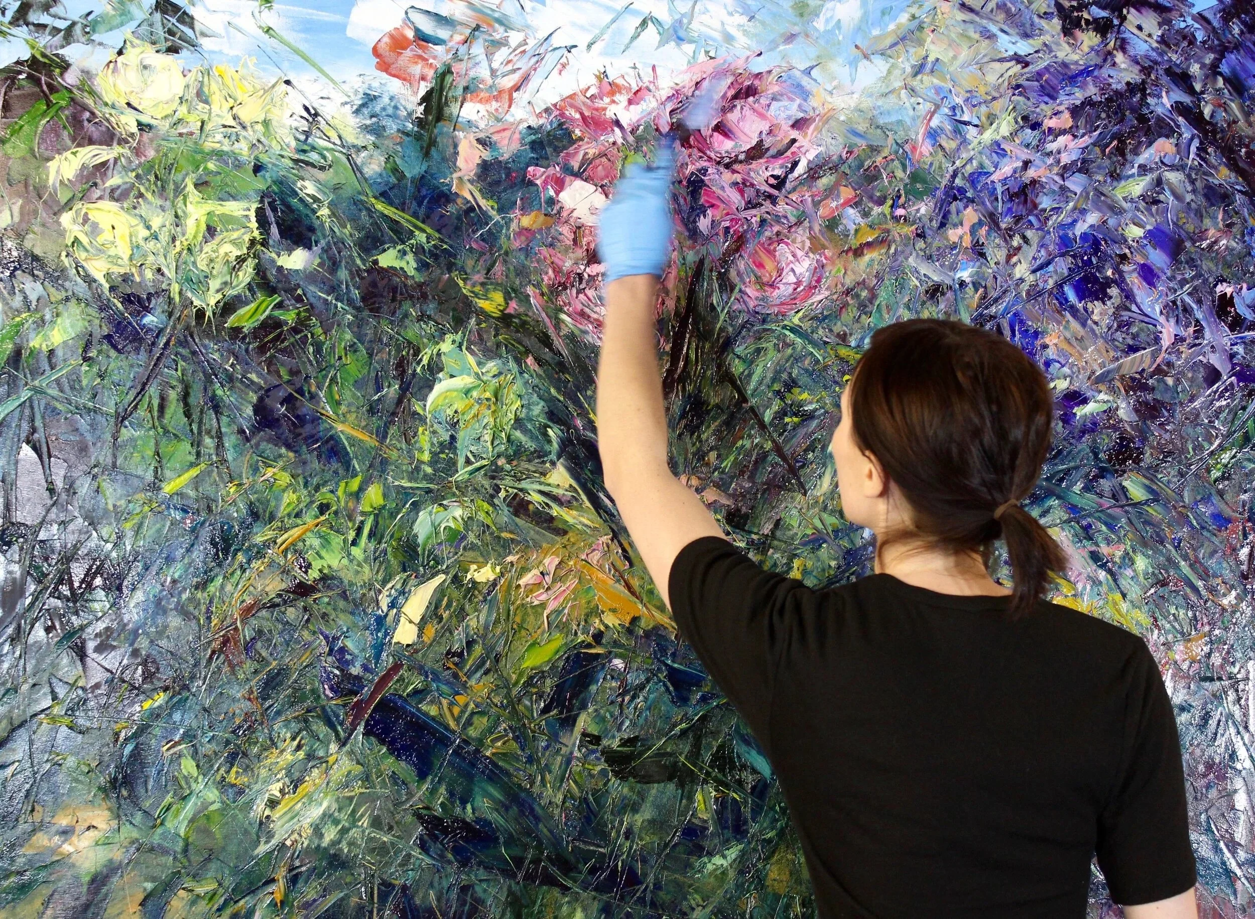  Winner of  Best Young Artist Award  in NOA15 in London  International private collections  Exhibited in London, Toronto, New York and Hong Kong 