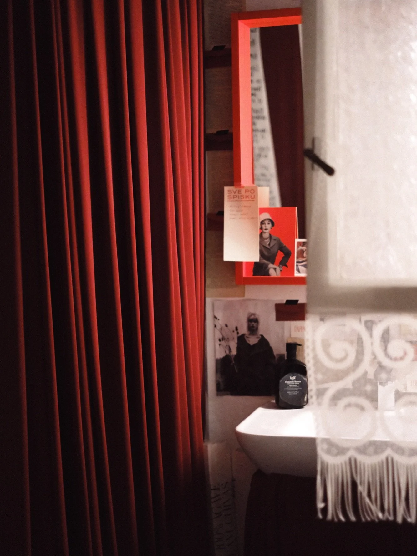 I spent a little while in our wacky little bathroom today taking pictures&hellip;she&rsquo;s tricky to capture.

It&rsquo;s a little tricky to do anything at all in here really&hellip;

Besides get delightfully carried away READING.

💋

Topolska 18,