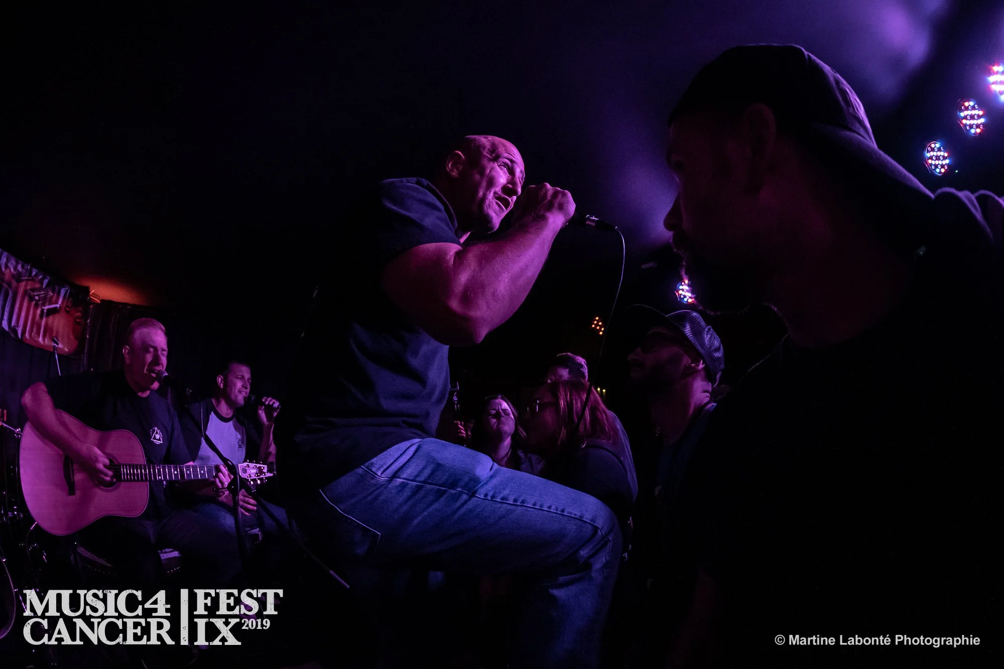 Chaser sur scène pendant un after party