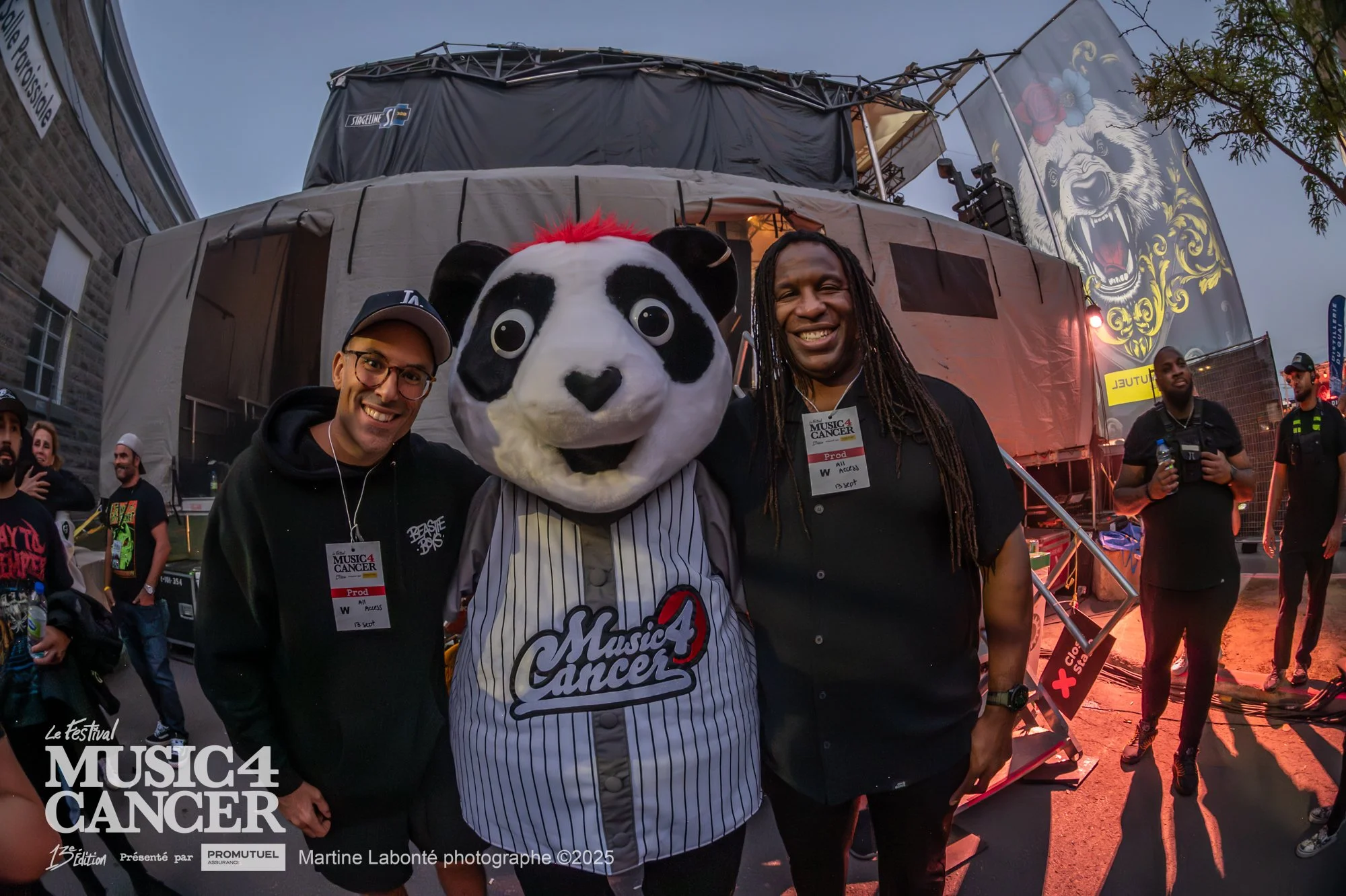 Georges Laraque, gonzo et la mascotte de Music 4 Cancer