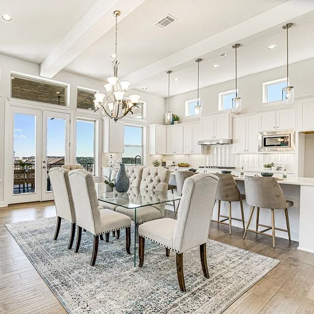 We love the dining room/kitchen combo of this @sitterlehomestx home. Come out and see how beautiful the natural light is in person! ☀️😍 Call 512-766-1989 to set up an appointment.