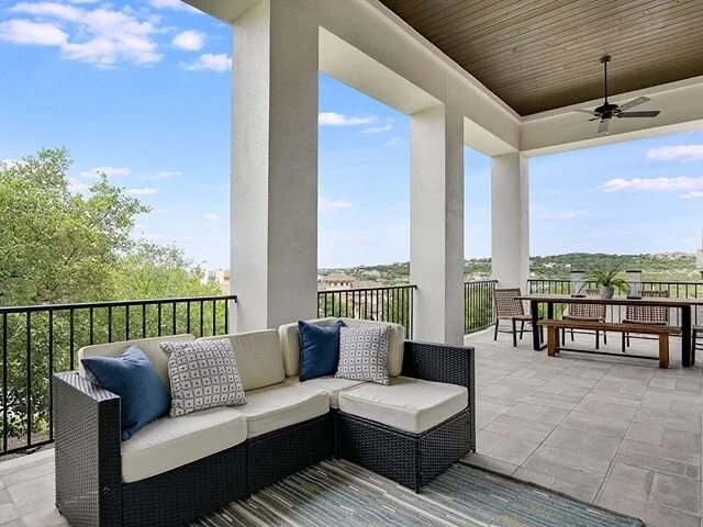 A perfect porch for staying cool during these hot summer months ☀️ Come by Serene Hills to see examples of our builders&rsquo; stellar patio and outdoor spaces, complete with gorgeous views of the hill country.