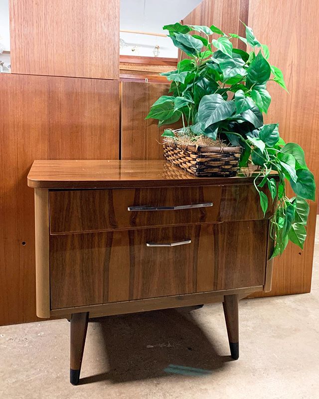 #Saturday #arlingtonheights #arlingtonheightsil #arlingtonheightsmoms #backtoschool #dormsweetdorm #dormroom #accentfurniture #upcycledfurniture #chicagoland #chicagothrift