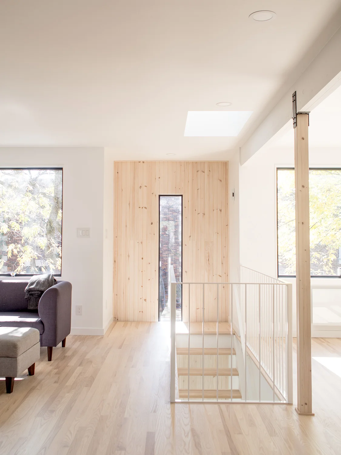  Cet ancien duplex montréalais a été rénové pour accueillir une résidence unifamiliale. L’organisation intérieure comporte un reversement des fonctions en présentant les espaces de vie au niveau supérieur et les espaces plus privés aux niveaux inféri