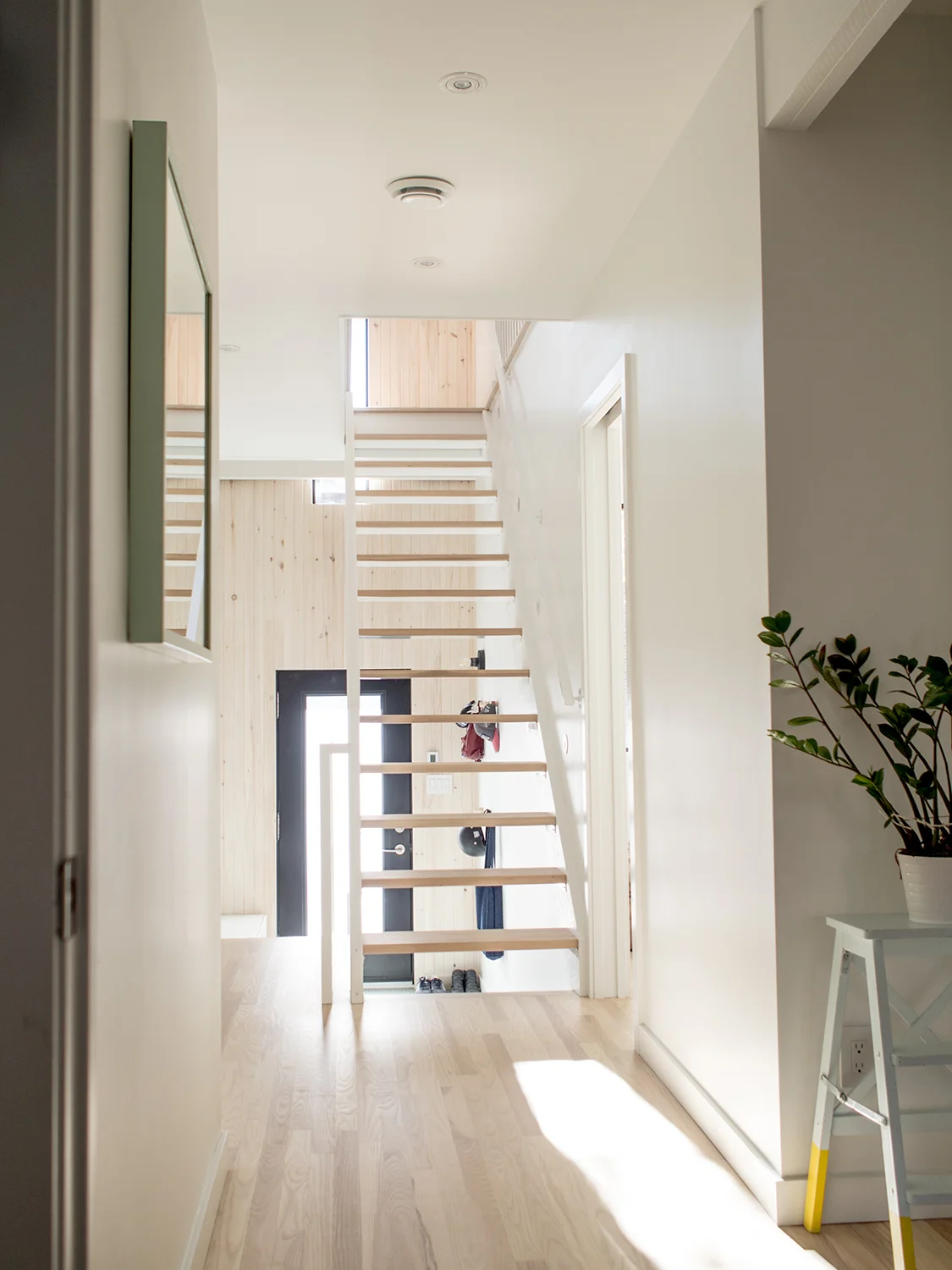  Cet ancien duplex montréalais a été rénové pour accueillir une résidence unifamiliale. L’organisation intérieure comporte un reversement des fonctions en présentant les espaces de vie au niveau supérieur et les espaces plus privés aux niveaux inféri