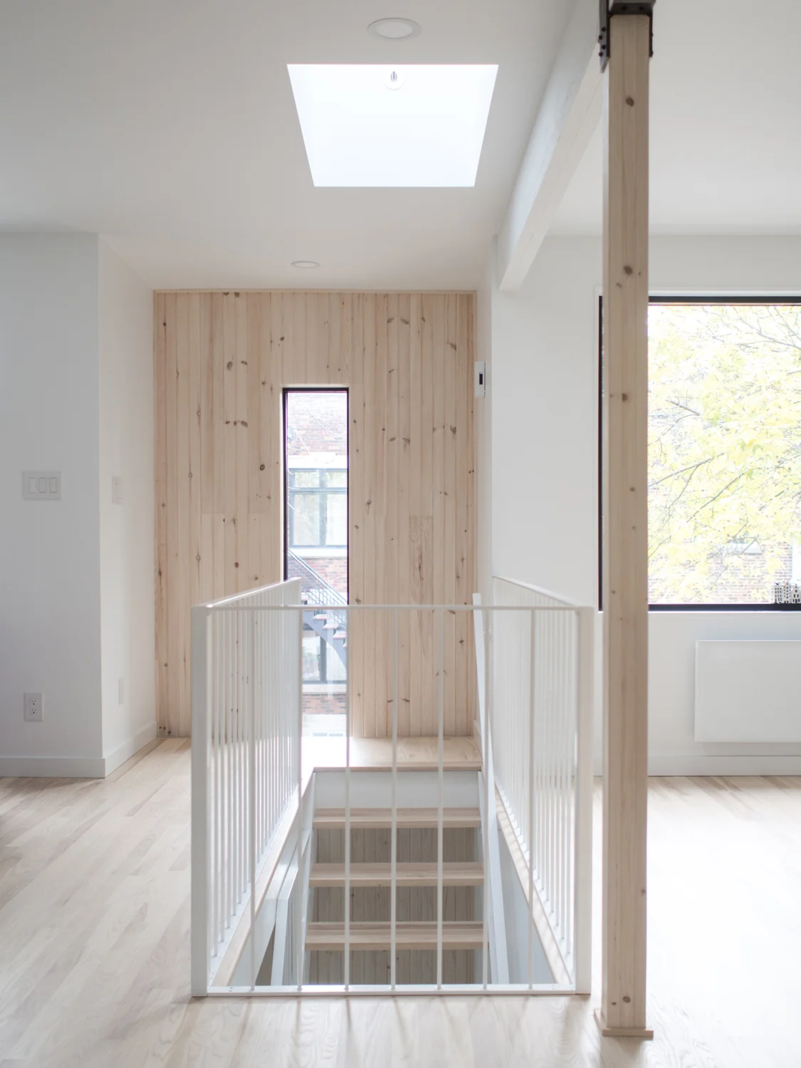  Cet ancien duplex montréalais a été rénové pour accueillir une résidence unifamiliale. L’organisation intérieure comporte un reversement des fonctions en présentant les espaces de vie au niveau supérieur et les espaces plus privés aux niveaux inféri