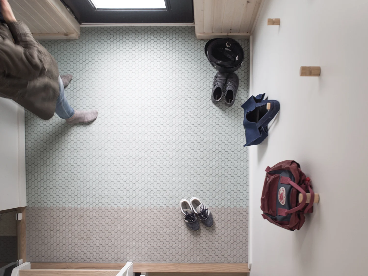  Cet ancien duplex montréalais a été rénové pour accueillir une résidence unifamiliale. L’organisation intérieure comporte un reversement des fonctions en présentant les espaces de vie au niveau supérieur et les espaces plus privés aux niveaux inféri