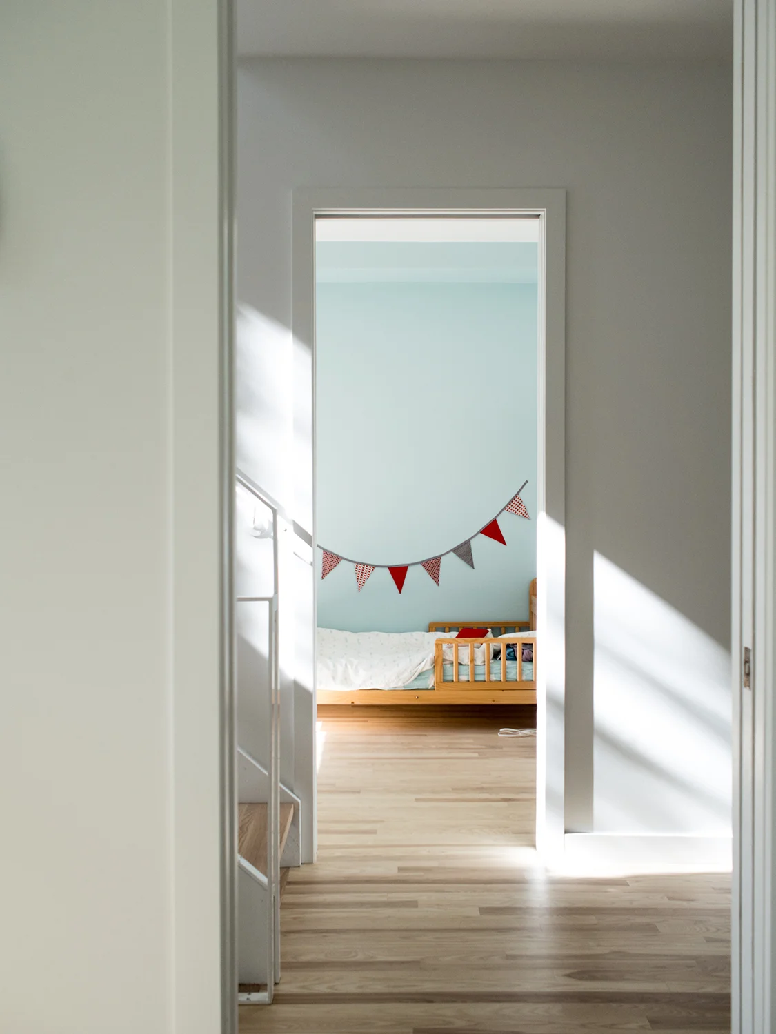  Cet ancien duplex montréalais a été rénové pour accueillir une résidence unifamiliale. L’organisation intérieure comporte un reversement des fonctions en présentant les espaces de vie au niveau supérieur et les espaces plus privés aux niveaux inféri