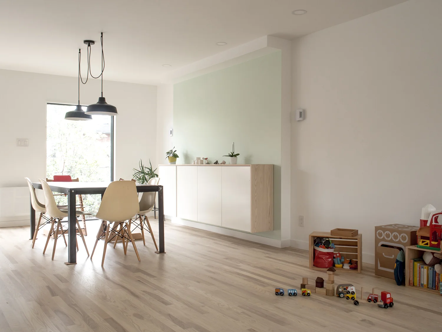  Cet ancien duplex montréalais a été rénové pour accueillir une résidence unifamiliale. L’organisation intérieure comporte un reversement des fonctions en présentant les espaces de vie au niveau supérieur et les espaces plus privés aux niveaux inféri