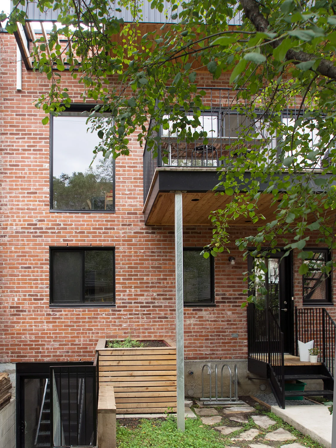  Cet ancien duplex montréalais a été rénové pour accueillir une résidence unifamiliale. L’organisation intérieure comporte un reversement des fonctions en présentant les espaces de vie au niveau supérieur et les espaces plus privés aux niveaux inféri