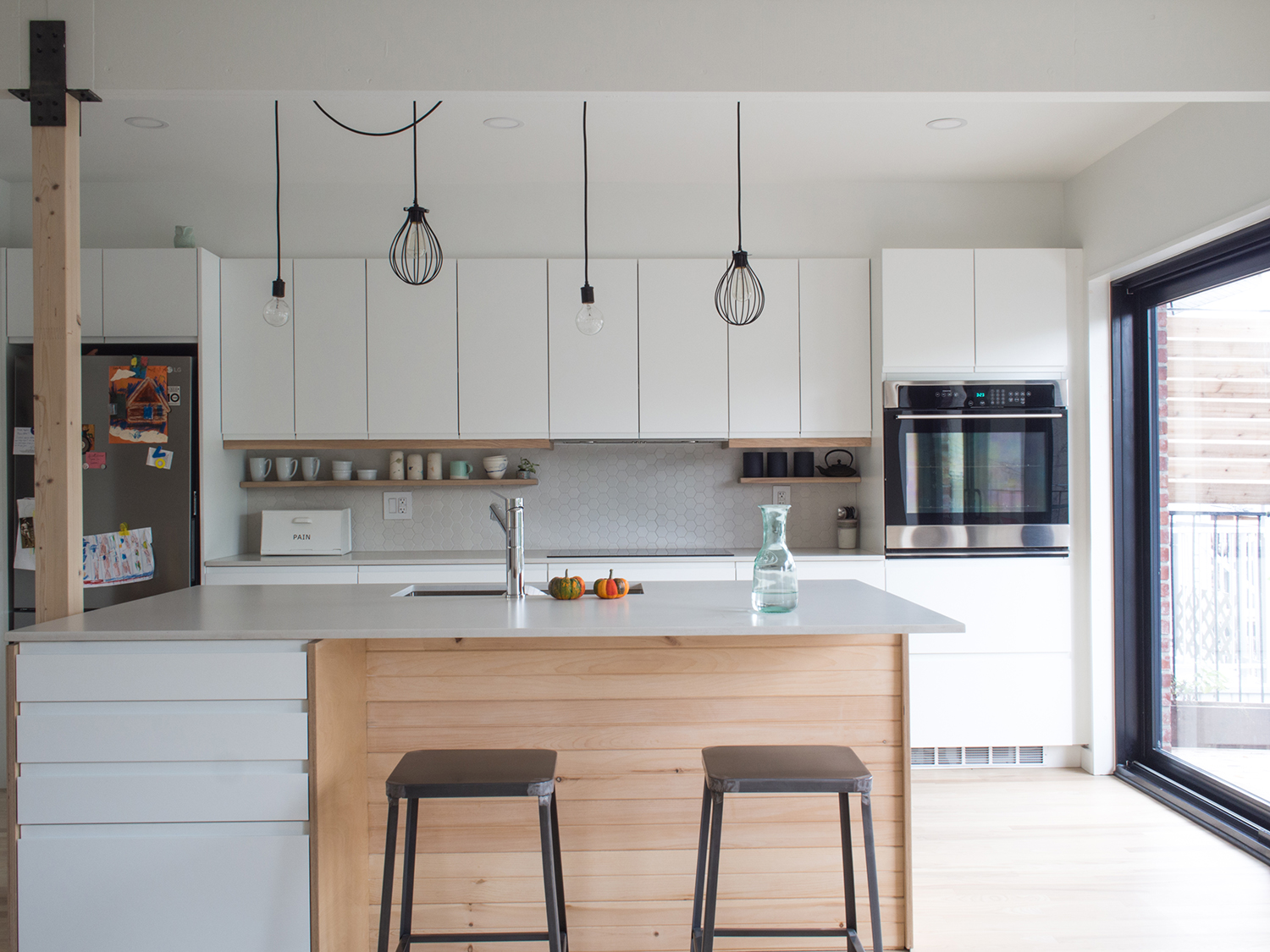  Cet ancien duplex montréalais a été rénové pour accueillir une résidence unifamiliale. L’organisation intérieure comporte un reversement des fonctions en présentant les espaces de vie au niveau supérieur et les espaces plus privés aux niveaux inféri