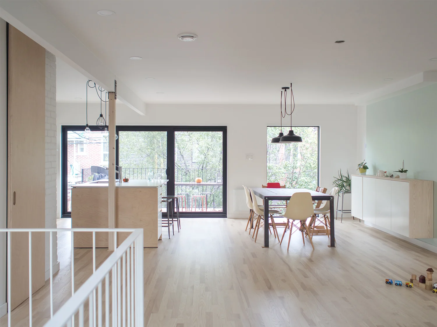  Cet ancien duplex montréalais a été rénové pour accueillir une résidence unifamiliale. L’organisation intérieure comporte un reversement des fonctions en présentant les espaces de vie au niveau supérieur et les espaces plus privés aux niveaux inféri