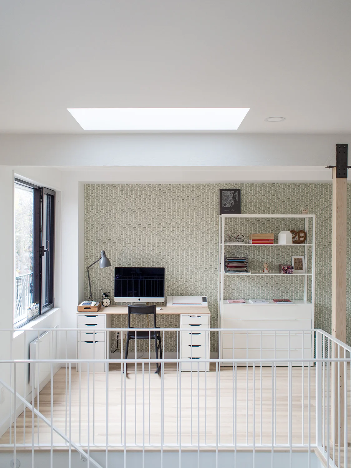  Cet ancien duplex montréalais a été rénové pour accueillir une résidence unifamiliale. L’organisation intérieure comporte un reversement des fonctions en présentant les espaces de vie au niveau supérieur et les espaces plus privés aux niveaux inféri