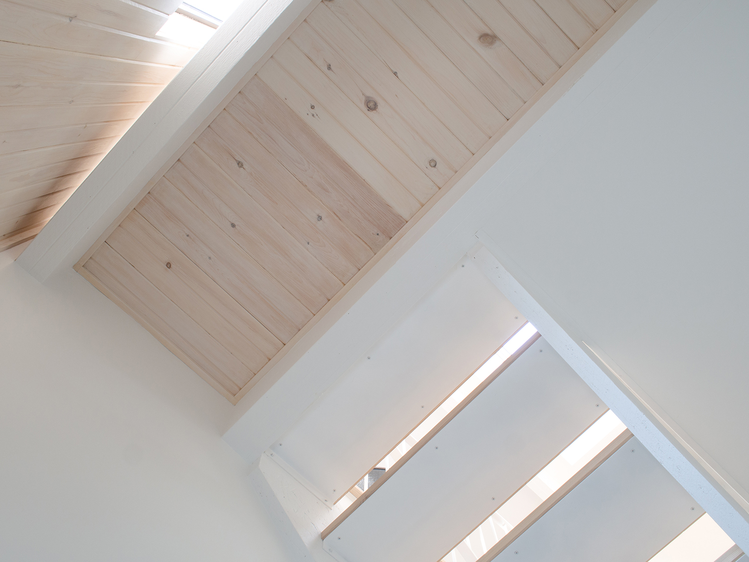  Cet ancien duplex montréalais a été rénové pour accueillir une résidence unifamiliale. L’organisation intérieure comporte un reversement des fonctions en présentant les espaces de vie au niveau supérieur et les espaces plus privés aux niveaux inféri