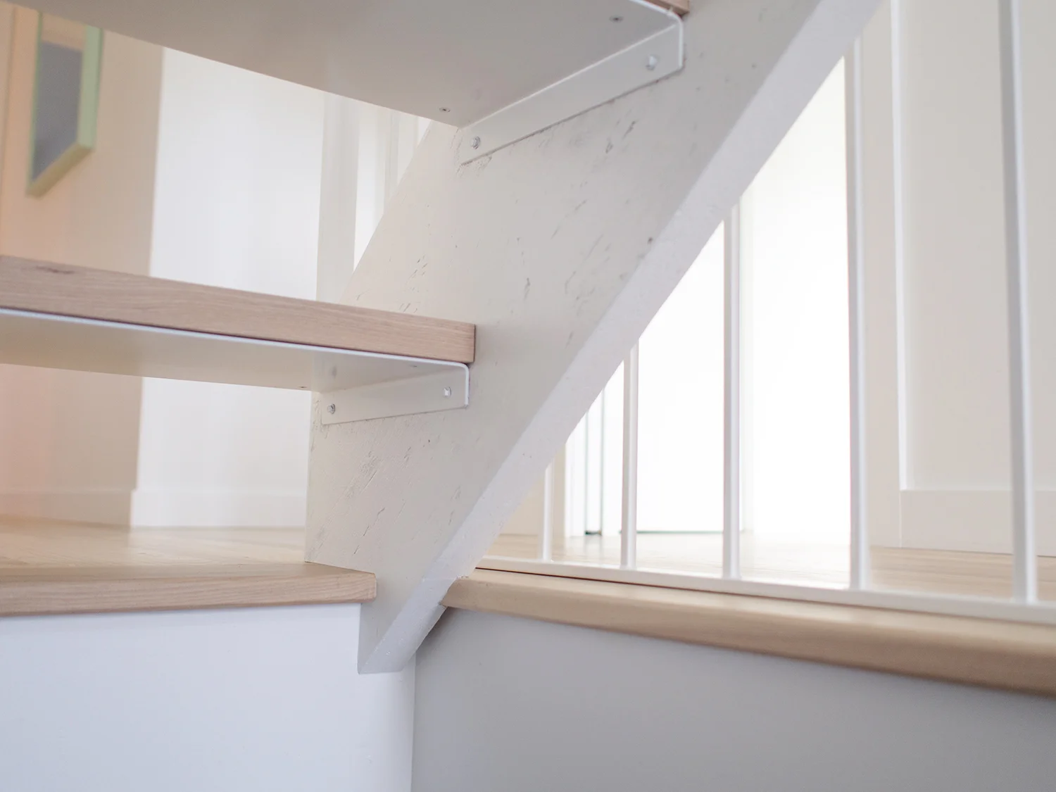  Cet ancien duplex montréalais a été rénové pour accueillir une résidence unifamiliale. L’organisation intérieure comporte un reversement des fonctions en présentant les espaces de vie au niveau supérieur et les espaces plus privés aux niveaux inféri