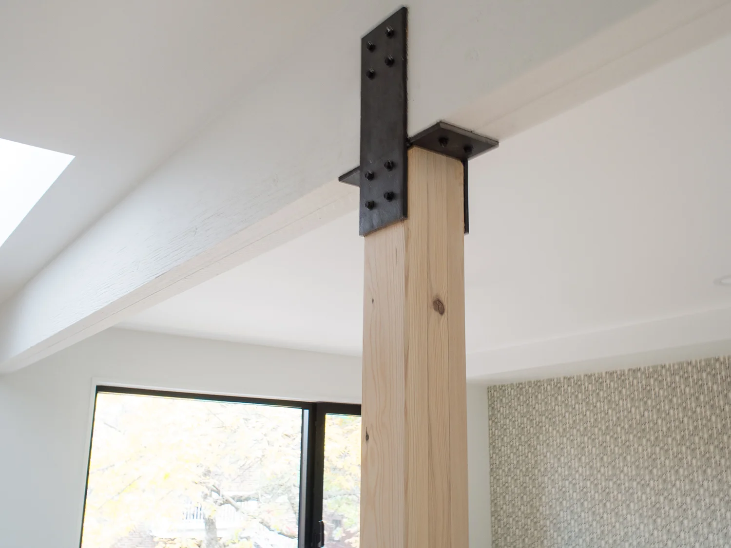  Cet ancien duplex montréalais a été rénové pour accueillir une résidence unifamiliale. L’organisation intérieure comporte un reversement des fonctions en présentant les espaces de vie au niveau supérieur et les espaces plus privés aux niveaux inféri