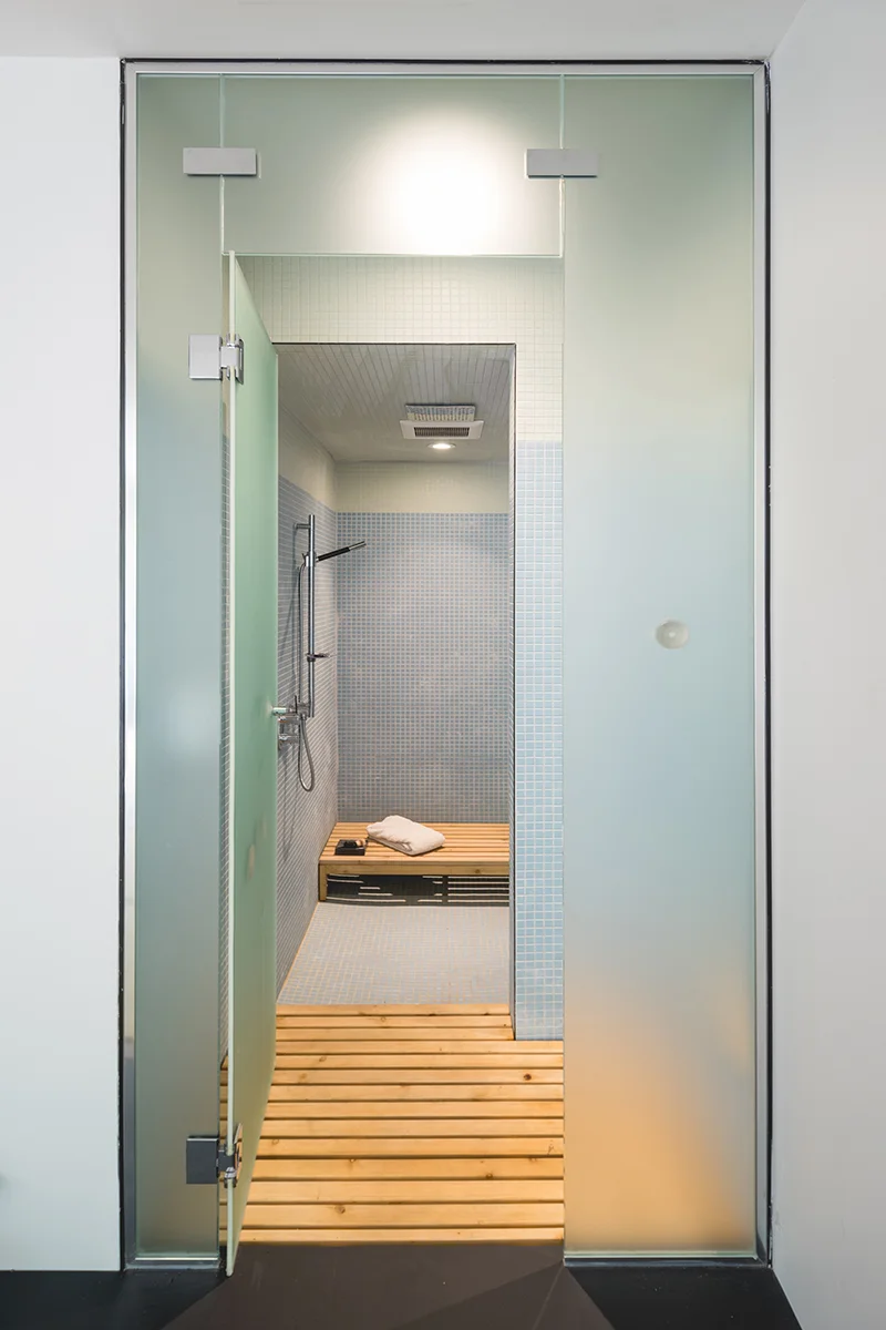  Rénovation intérieure d'un petit condominium de 400 pieds carrés dans le quartier Mile ex ex à Montréal.  L'aménagement de ce petit espace a posé plusieurs défis quant à l'intégration de toutes les fonctions souhaitées avec les contraintes d'un espa