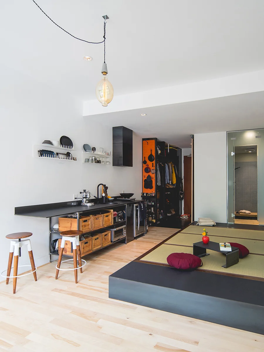  Rénovation intérieure d'un petit condominium de 400 pieds carrés dans le quartier Mile ex ex à Montréal.  L'aménagement de ce petit espace a posé plusieurs défis quant à l'intégration de toutes les fonctions souhaitées avec les contraintes d'un espa