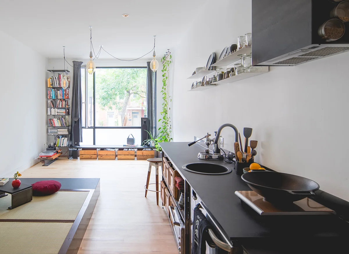  Rénovation intérieure d'un petit condominium de 400 pieds carrés dans le quartier Mile ex ex à Montréal.  L'aménagement de ce petit espace a posé plusieurs défis quant à l'intégration de toutes les fonctions souhaitées avec les contraintes d'un espa