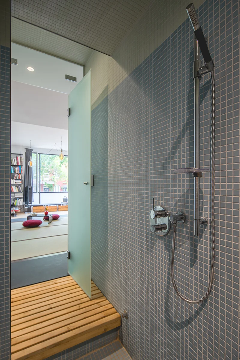  Rénovation intérieure d'un petit condominium de 400 pieds carrés dans le quartier Mile ex ex à Montréal.  L'aménagement de ce petit espace a posé plusieurs défis quant à l'intégration de toutes les fonctions souhaitées avec les contraintes d'un espa