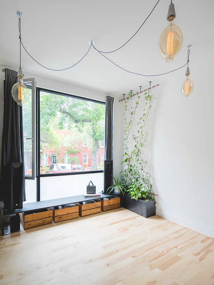  Rénovation intérieure d'un petit condominium de 400 pieds carrés dans le quartier Mile ex ex à Montréal.  L'aménagement de ce petit espace a posé plusieurs défis quant à l'intégration de toutes les fonctions souhaitées avec les contraintes d'un espa