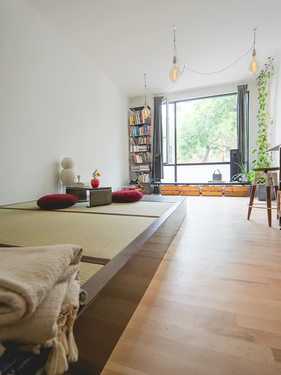  Rénovation intérieure d'un petit condominium de 400 pieds carrés dans le quartier Mile ex ex à Montréal.  L'aménagement de ce petit espace a posé plusieurs défis quant à l'intégration de toutes les fonctions souhaitées avec les contraintes d'un espa