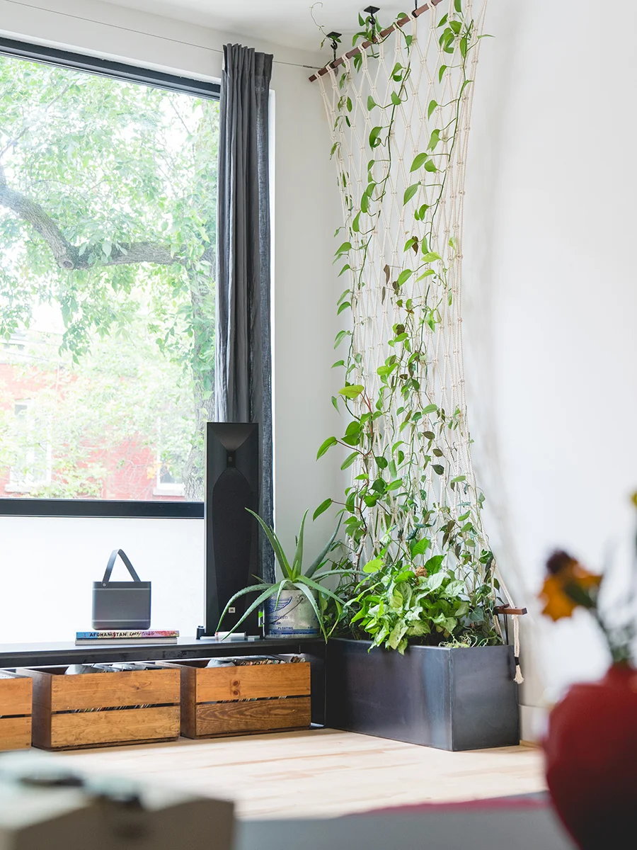  Rénovation intérieure d'un petit condominium de 400 pieds carrés dans le quartier Mile ex ex à Montréal.  L'aménagement de ce petit espace a posé plusieurs défis quant à l'intégration de toutes les fonctions souhaitées avec les contraintes d'un espa