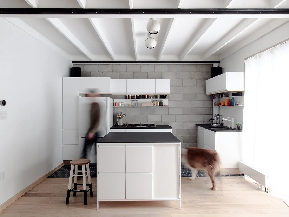  Renovation project of a 1909 single-family house located in Parc Extension in Montreal. The intervention seeks to preserve the original shoebox expression on the street side. Outside: modifications were mostly done by subtraction to achieve a discre