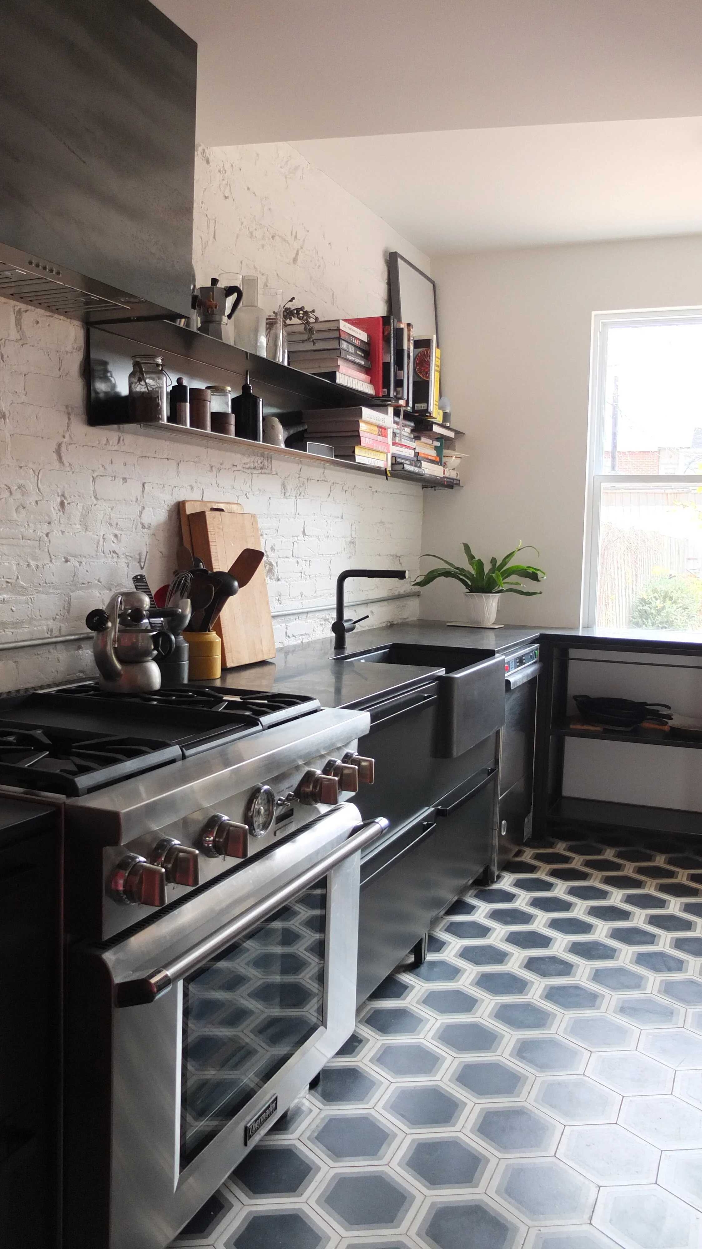  Renovation and extension project of a Pointe Saint-Charles duplex now single family. The project includes a complete kitchen redesign for two chefs. 