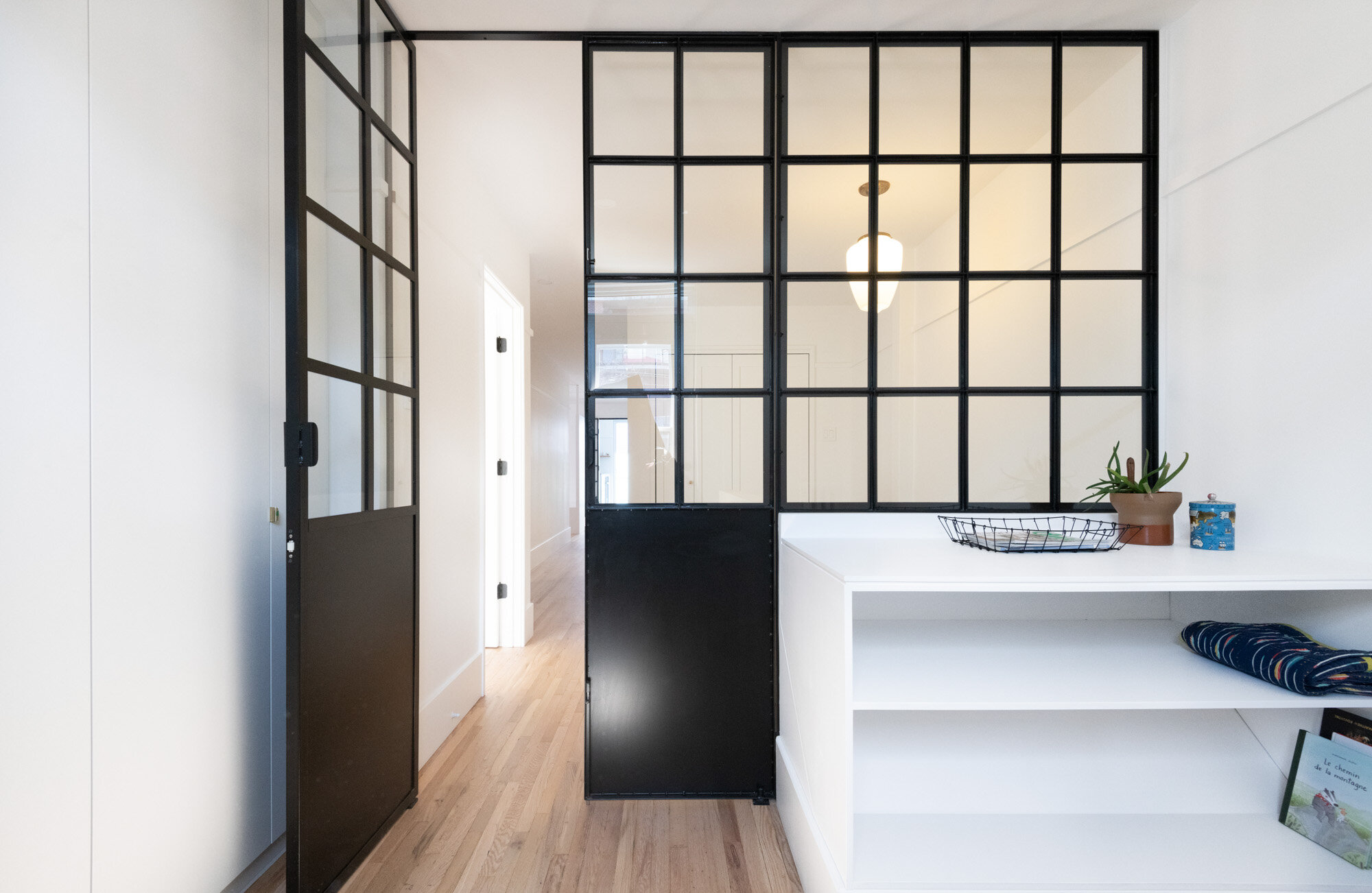  Projet de transformation intérieure d'un logement situé dans le quartier Mile Ex à Montréal. Le projet de design inclus l'intégration de plusieurs nouvelles fonctions dans un plan serré tout en conservant les axes porteurs à leur endroit d'origine p