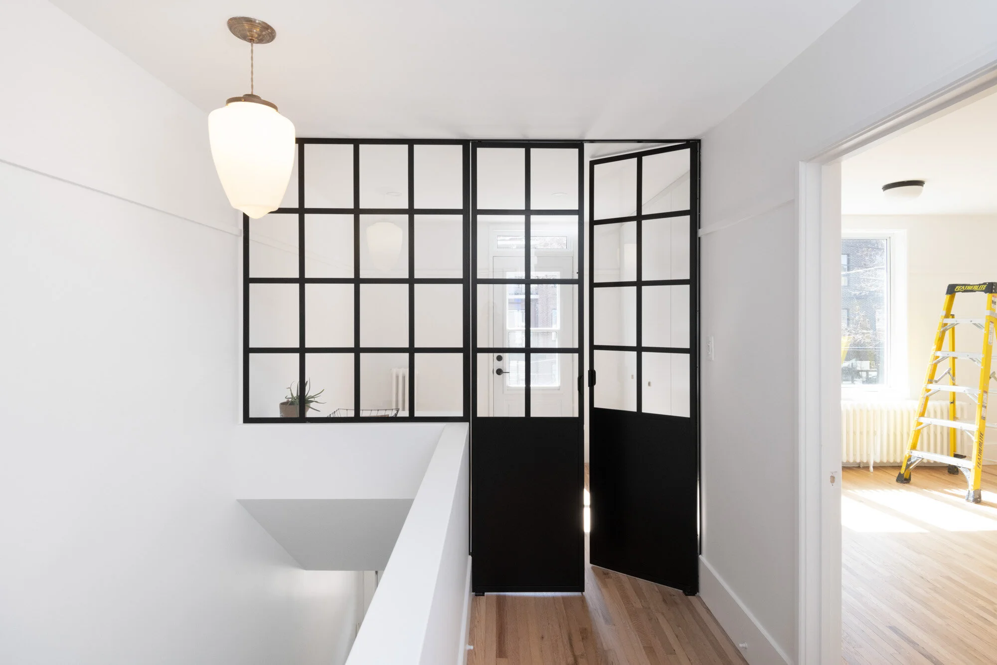  Projet de transformation intérieure d'un logement situé dans le quartier Mile Ex à Montréal. Le projet de design inclus l'intégration de plusieurs nouvelles fonctions dans un plan serré tout en conservant les axes porteurs à leur endroit d'origine p