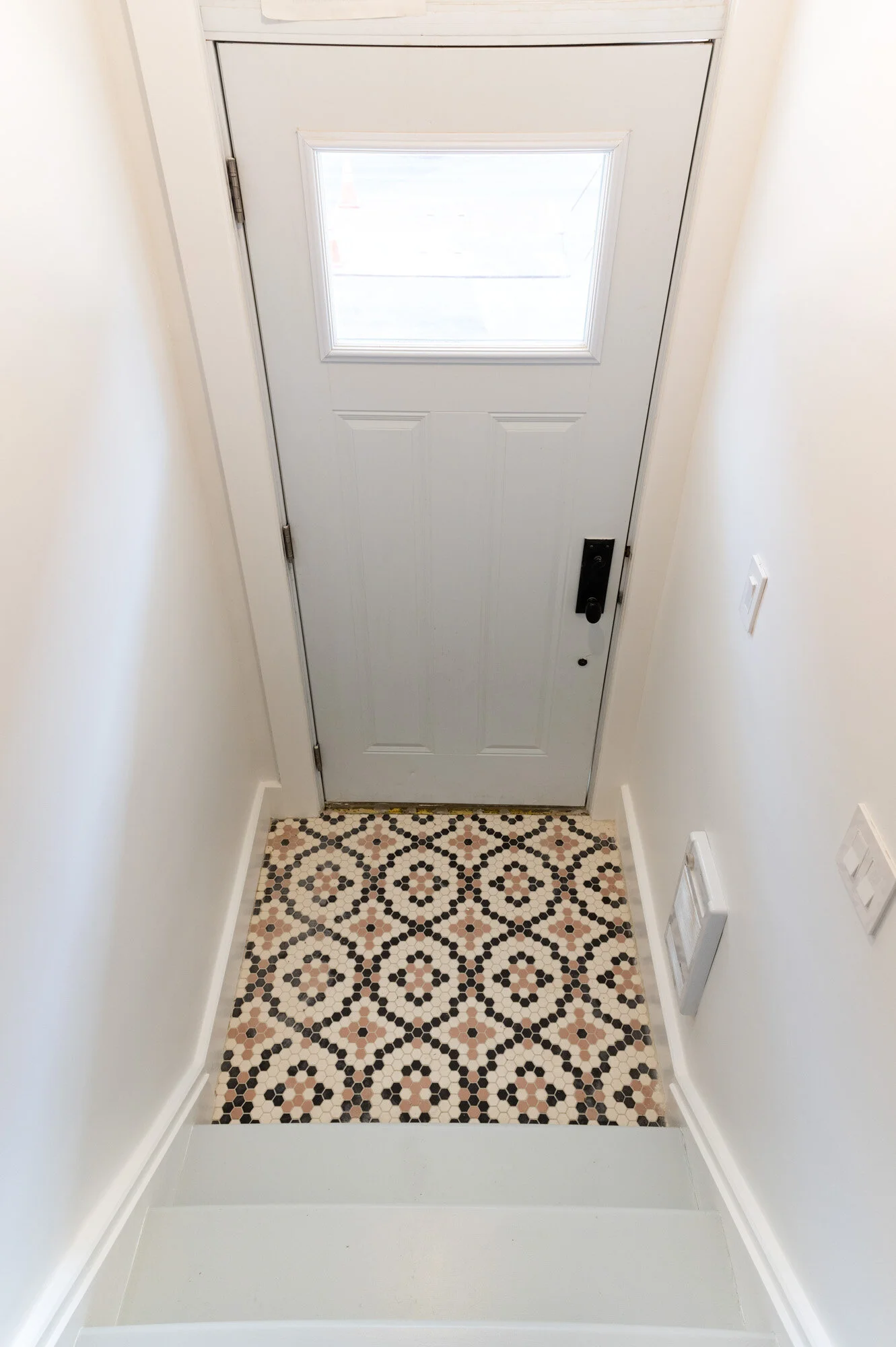  Projet de transformation intérieure d'un logement situé dans le quartier Mile Ex à Montréal. Le projet de design inclus l'intégration de plusieurs nouvelles fonctions dans un plan serré tout en conservant les axes porteurs à leur endroit d'origine p