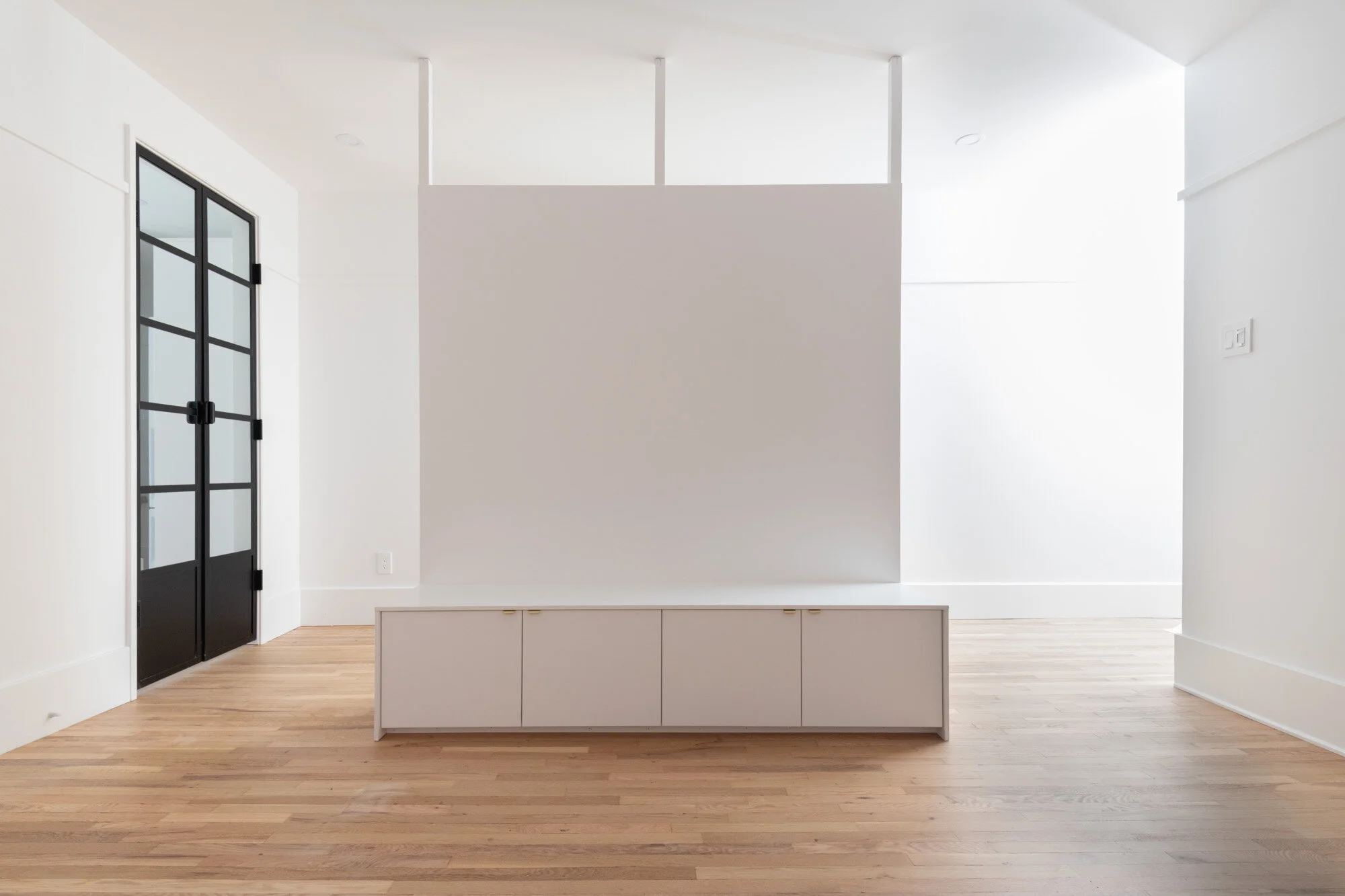  Projet de transformation intérieure d'un logement situé dans le quartier Mile Ex à Montréal. Le projet de design inclus l'intégration de plusieurs nouvelles fonctions dans un plan serré tout en conservant les axes porteurs à leur endroit d'origine p