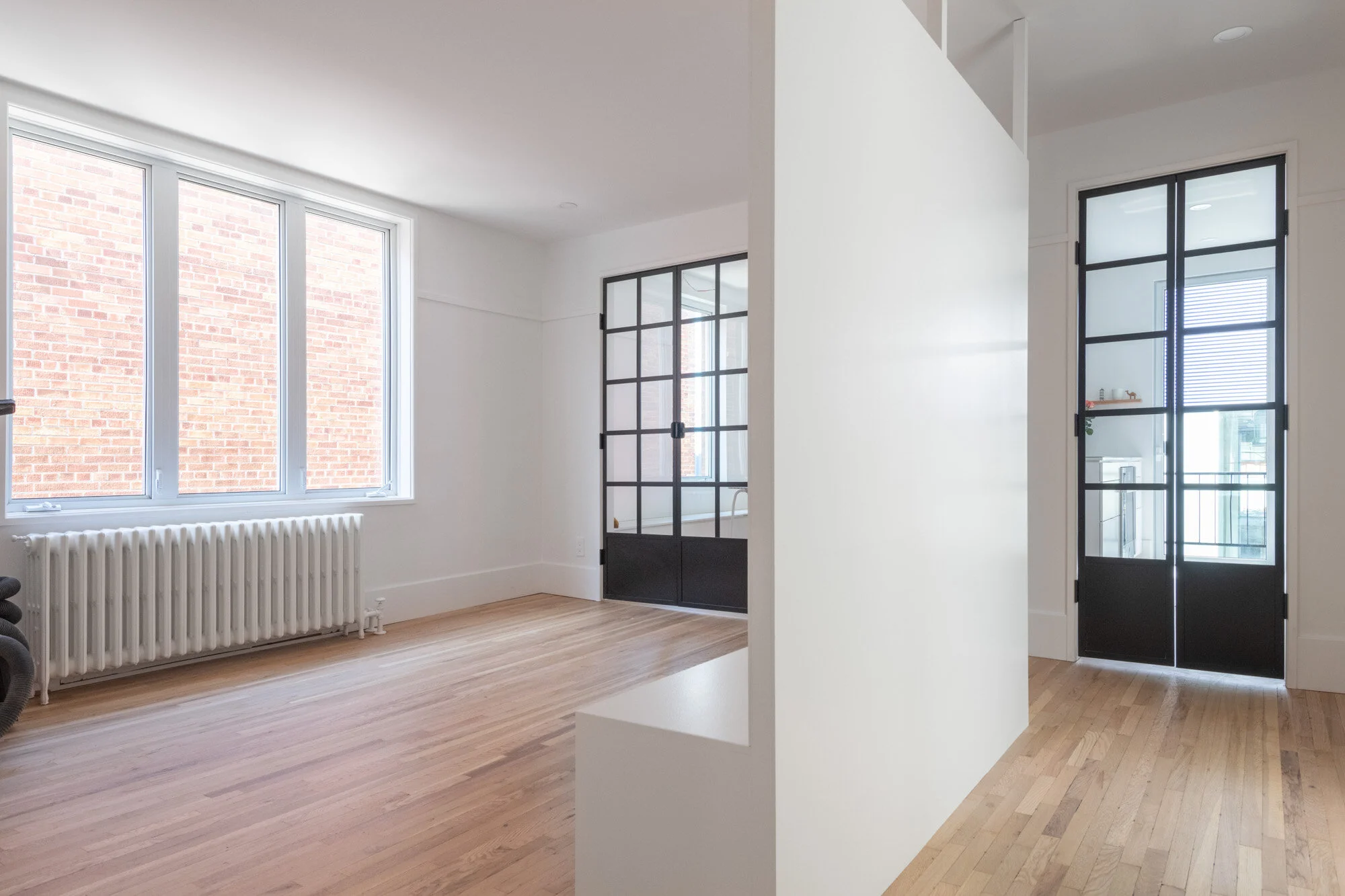  Projet de transformation intérieure d'un logement situé dans le quartier Mile Ex à Montréal. Le projet de design inclus l'intégration de plusieurs nouvelles fonctions dans un plan serré tout en conservant les axes porteurs à leur endroit d'origine p