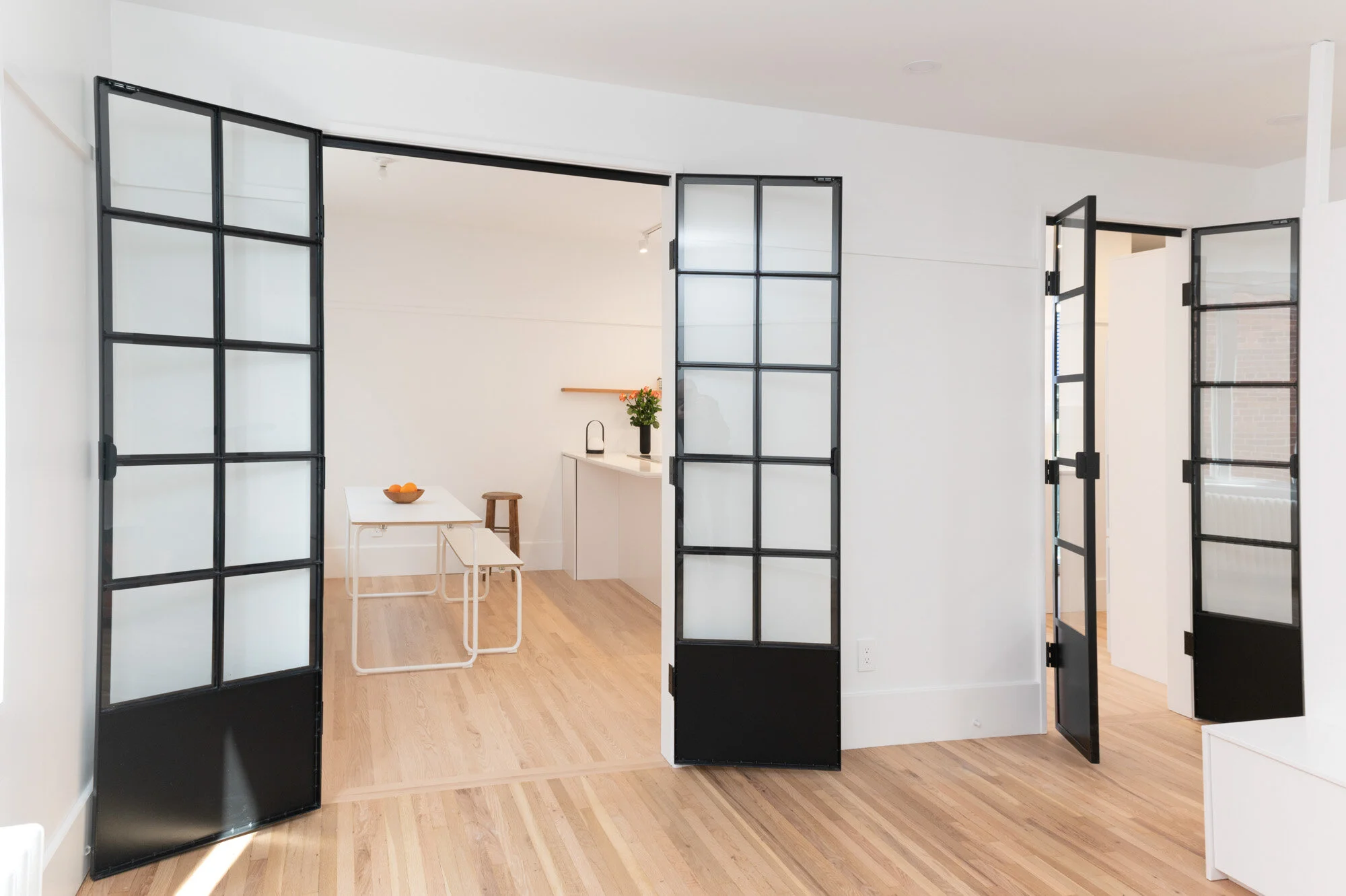  Projet de transformation intérieure d'un logement situé dans le quartier Mile Ex à Montréal. Le projet de design inclus l'intégration de plusieurs nouvelles fonctions dans un plan serré tout en conservant les axes porteurs à leur endroit d'origine p