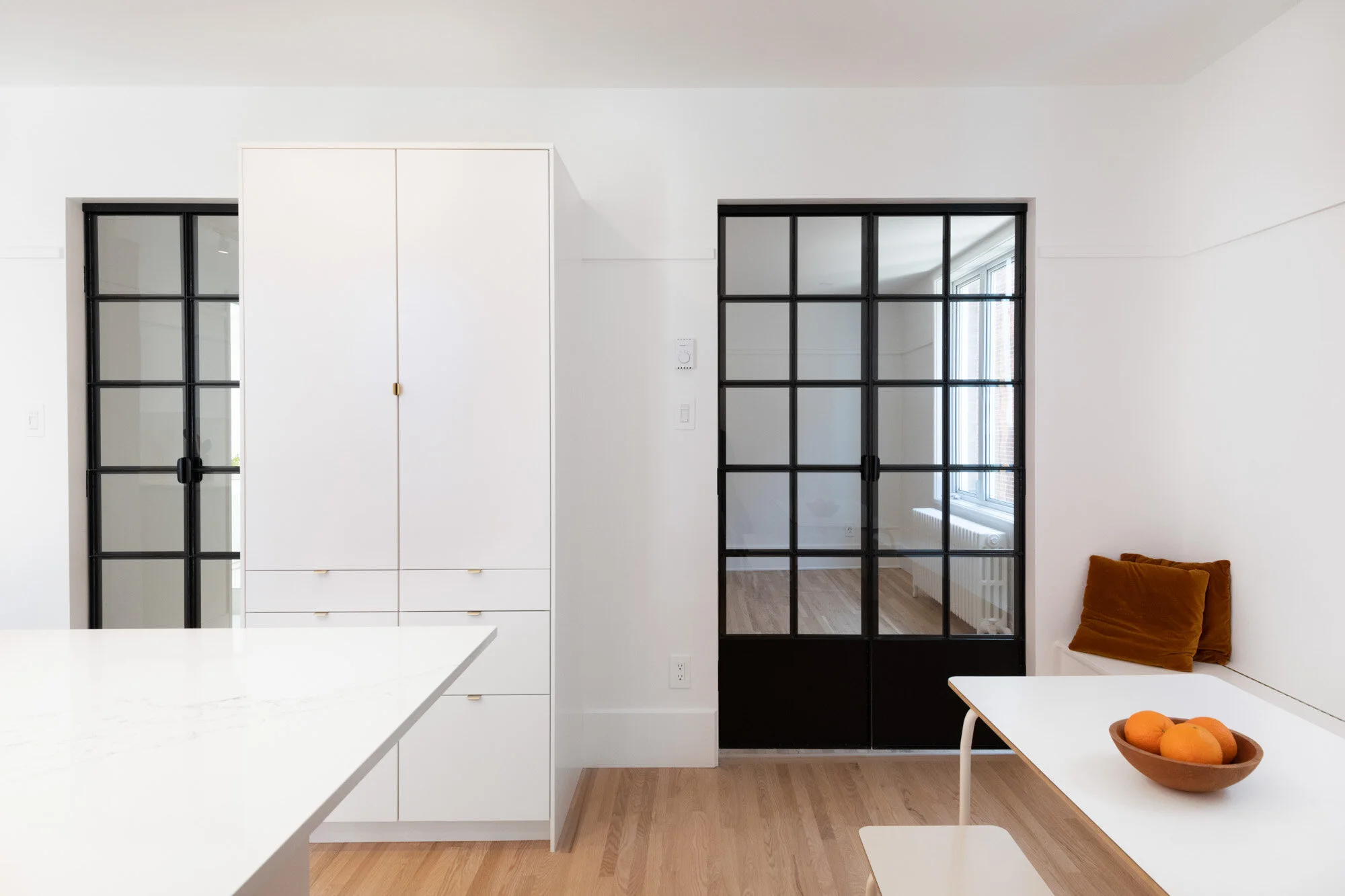  Projet de transformation intérieure d'un logement situé dans le quartier Mile Ex à Montréal. Le projet de design inclus l'intégration de plusieurs nouvelles fonctions dans un plan serré tout en conservant les axes porteurs à leur endroit d'origine p