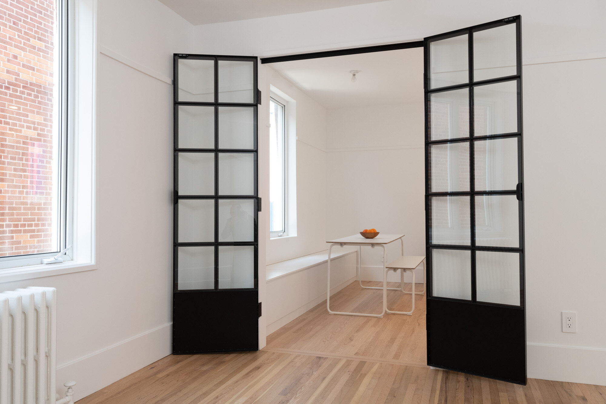  Projet de transformation intérieure d'un logement situé dans le quartier Mile Ex à Montréal. Le projet de design inclus l'intégration de plusieurs nouvelles fonctions dans un plan serré tout en conservant les axes porteurs à leur endroit d'origine p