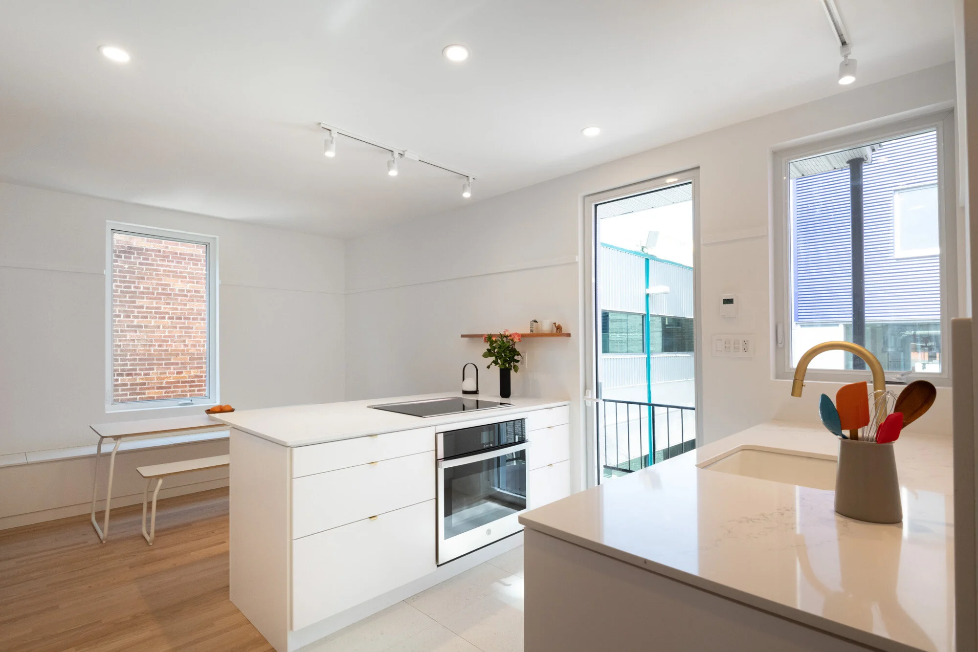  Projet de transformation intérieure d'un logement situé dans le quartier Mile Ex à Montréal. Le projet de design inclus l'intégration de plusieurs nouvelles fonctions dans un plan serré tout en conservant les axes porteurs à leur endroit d'origine p