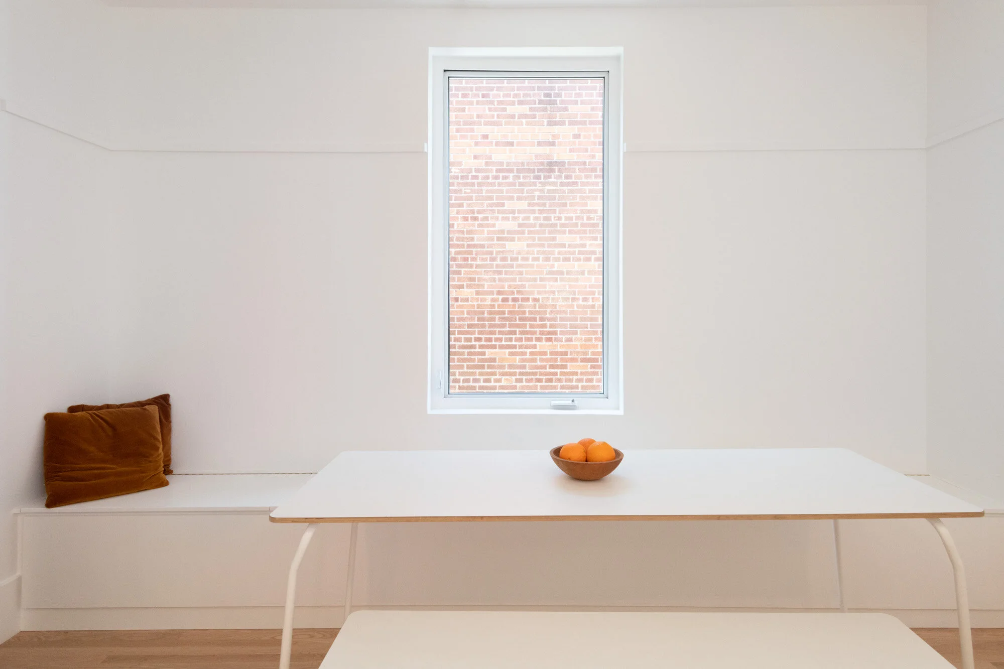  Projet de transformation intérieure d'un logement situé dans le quartier Mile Ex à Montréal. Le projet de design inclus l'intégration de plusieurs nouvelles fonctions dans un plan serré tout en conservant les axes porteurs à leur endroit d'origine p