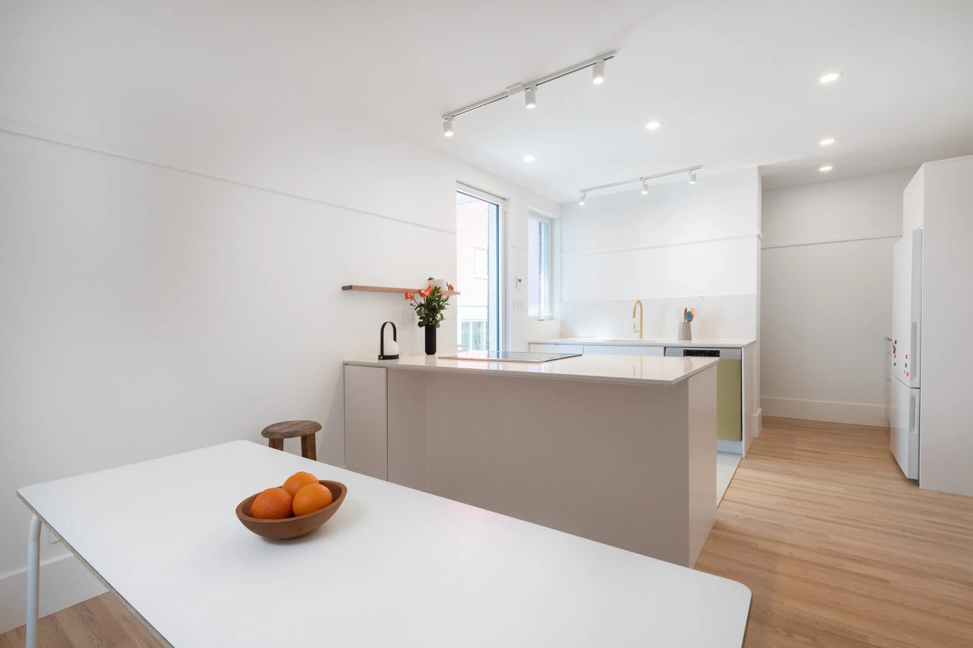  Projet de transformation intérieure d'un logement situé dans le quartier Mile Ex à Montréal. Le projet de design inclus l'intégration de plusieurs nouvelles fonctions dans un plan serré tout en conservant les axes porteurs à leur endroit d'origine p