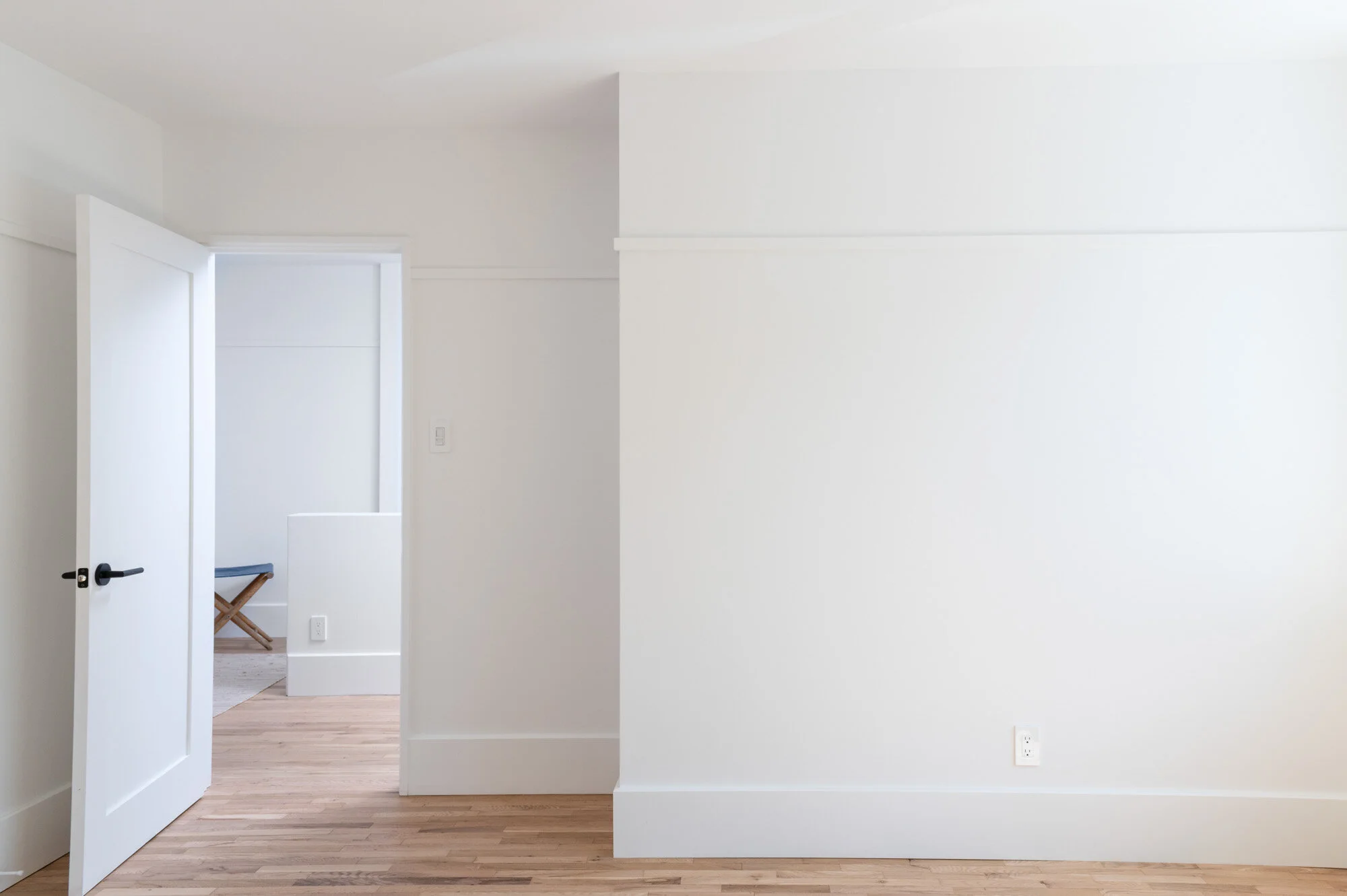  Projet de transformation intérieure d'un logement situé dans le quartier Mile Ex à Montréal. Le projet de design inclus l'intégration de plusieurs nouvelles fonctions dans un plan serré tout en conservant les axes porteurs à leur endroit d'origine p