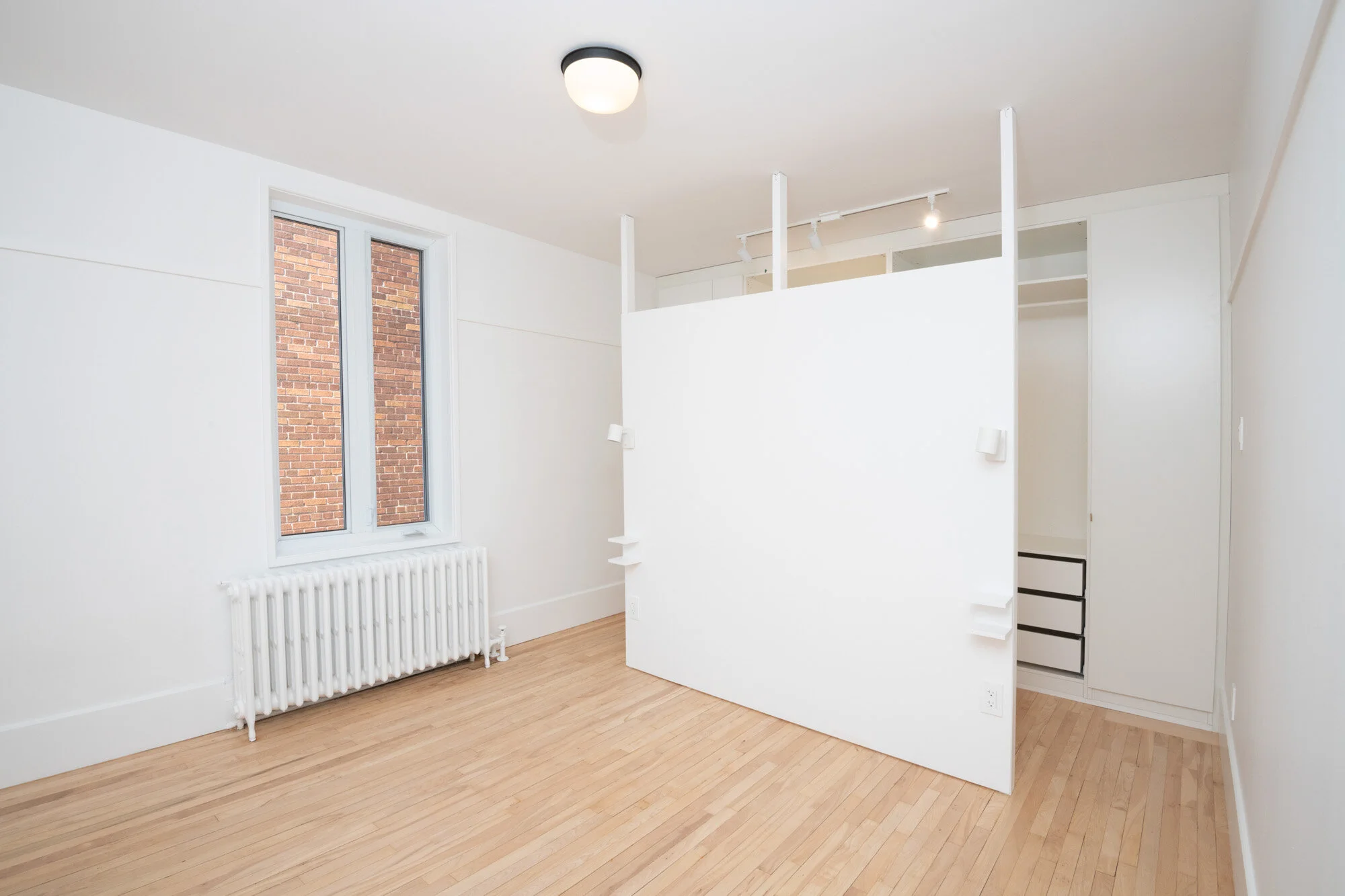  Projet de transformation intérieure d'un logement situé dans le quartier Mile Ex à Montréal. Le projet de design inclus l'intégration de plusieurs nouvelles fonctions dans un plan serré tout en conservant les axes porteurs à leur endroit d'origine p