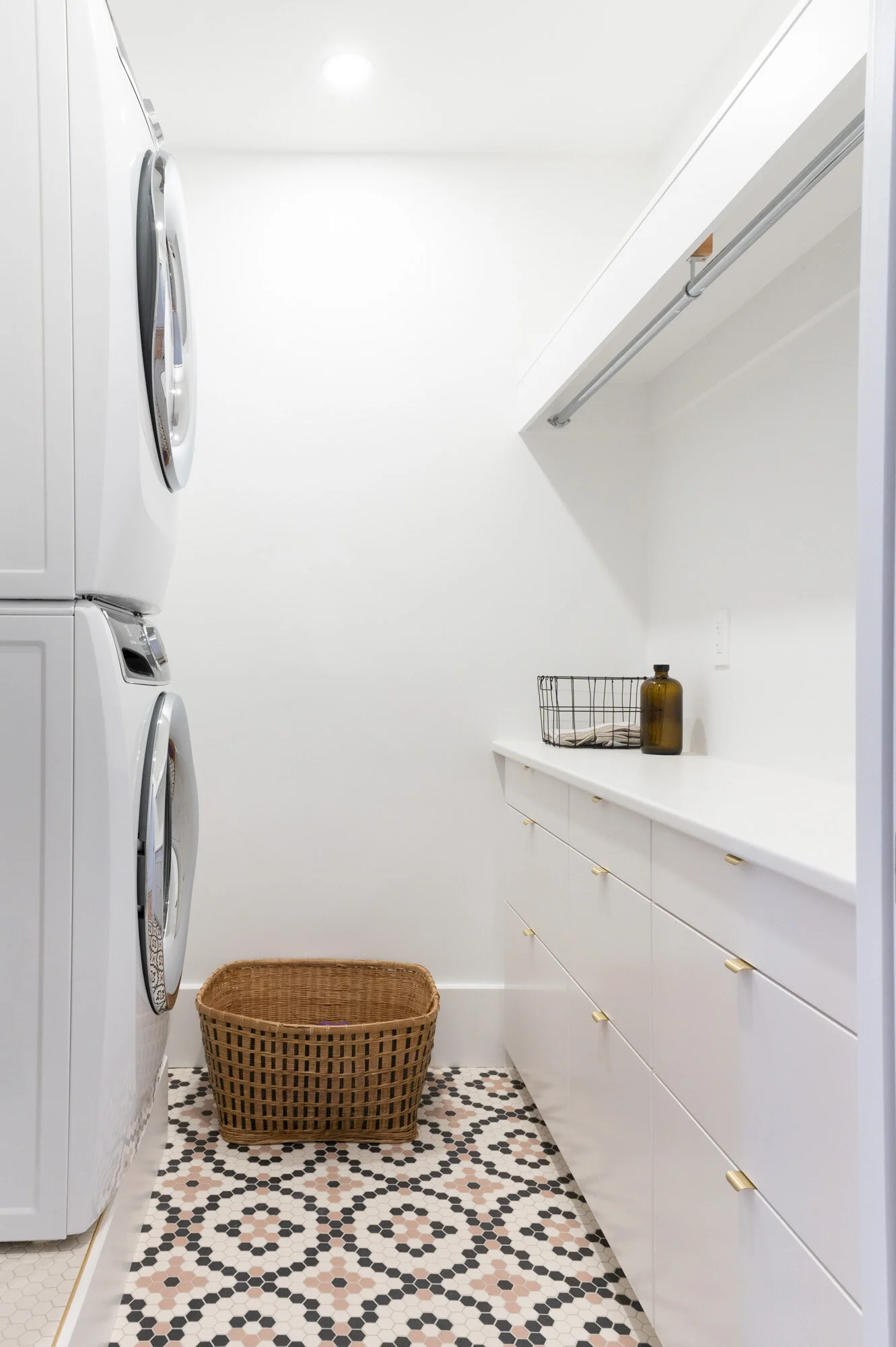  Projet de transformation intérieure d'un logement situé dans le quartier Mile Ex à Montréal. Le projet de design inclus l'intégration de plusieurs nouvelles fonctions dans un plan serré tout en conservant les axes porteurs à leur endroit d'origine p