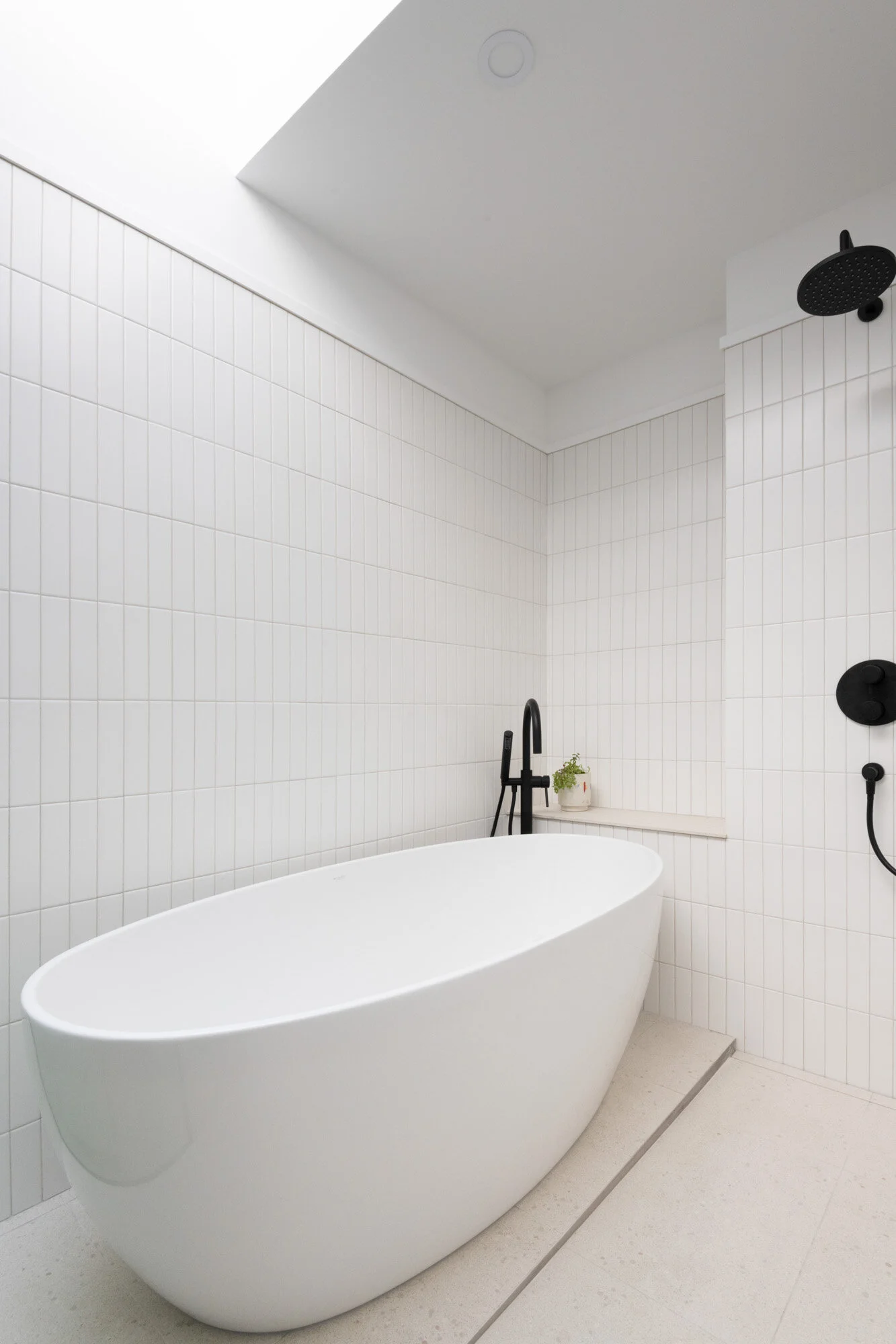  Projet de transformation intérieure d'un logement situé dans le quartier Mile Ex à Montréal. Le projet de design inclus l'intégration de plusieurs nouvelles fonctions dans un plan serré tout en conservant les axes porteurs à leur endroit d'origine p