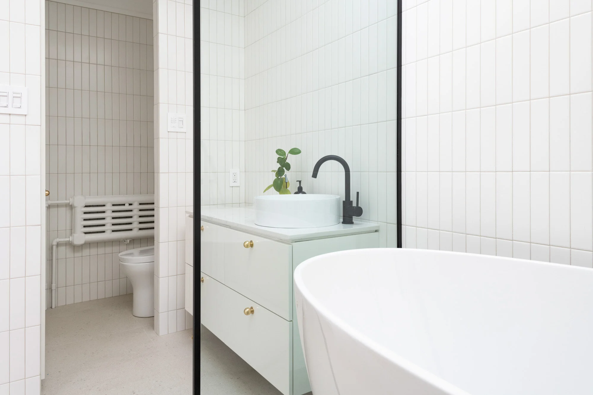  Projet de transformation intérieure d'un logement situé dans le quartier Mile Ex à Montréal. Le projet de design inclus l'intégration de plusieurs nouvelles fonctions dans un plan serré tout en conservant les axes porteurs à leur endroit d'origine p