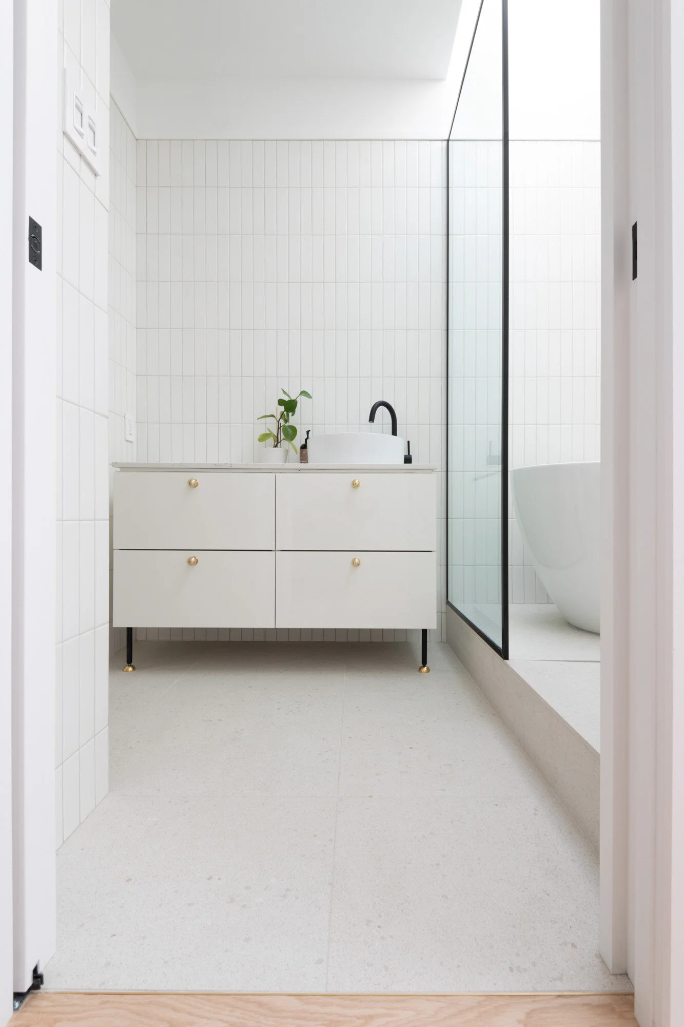  Projet de transformation intérieure d'un logement situé dans le quartier Mile Ex à Montréal. Le projet de design inclus l'intégration de plusieurs nouvelles fonctions dans un plan serré tout en conservant les axes porteurs à leur endroit d'origine p