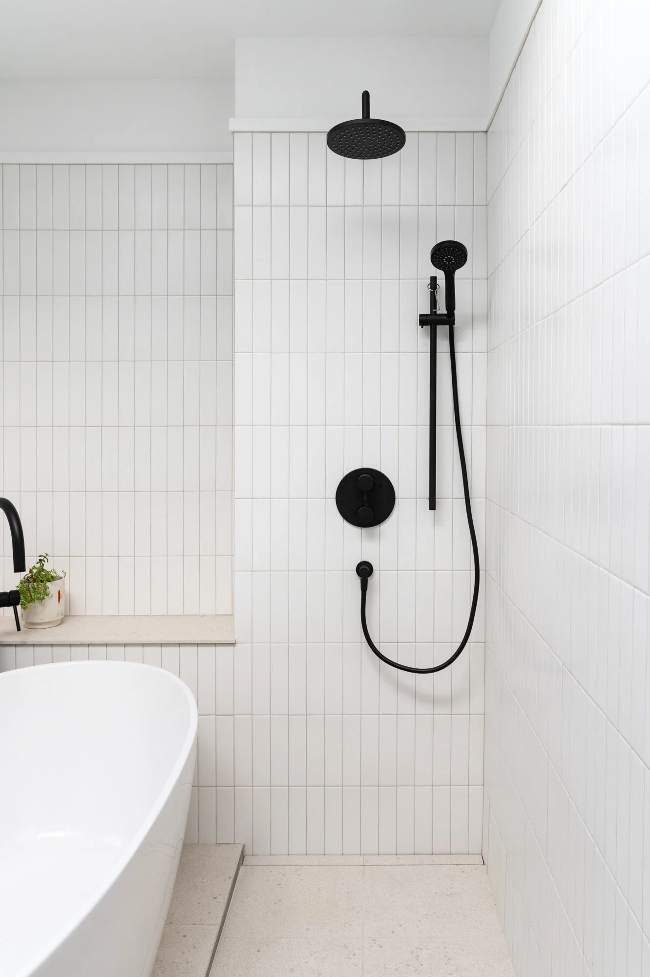  Projet de transformation intérieure d'un logement situé dans le quartier Mile Ex à Montréal. Le projet de design inclus l'intégration de plusieurs nouvelles fonctions dans un plan serré tout en conservant les axes porteurs à leur endroit d'origine p